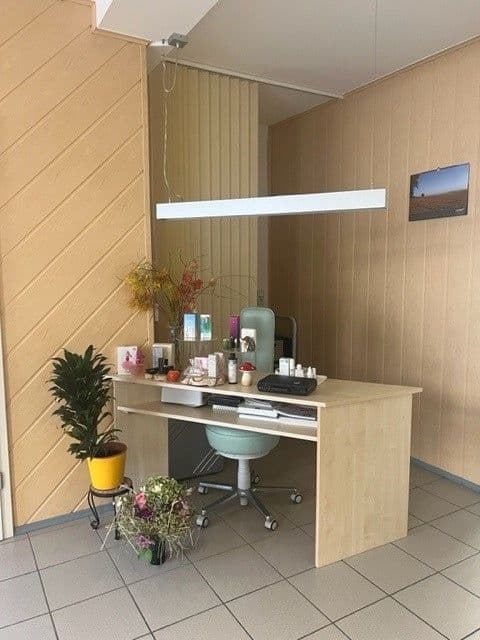 Kosmetikraum der Praxis mit Arbeitsplatz und Pflegeprodukten
