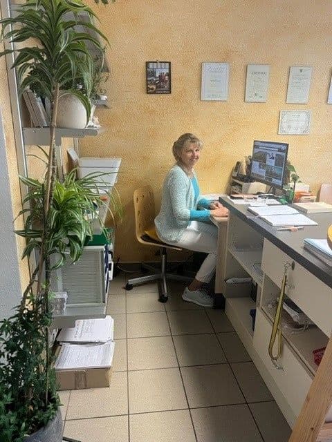 Monique Graichen an ihrem Arbeitsplatz in der Praxis