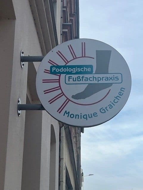 Praxisschild der Podologischen Fußfachpraxis Monique Graichen an der Auestraße 25 in Glauchau