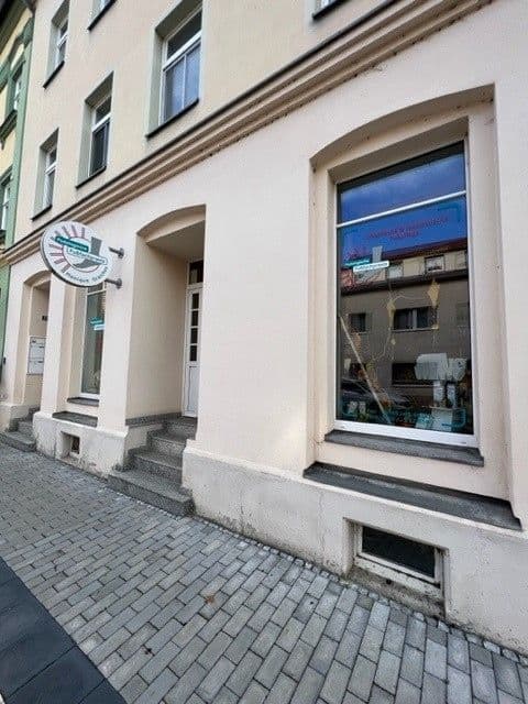 Straßenansicht des Gebäudes mit dem Praxiseingang